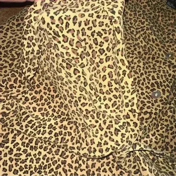 Spenser Jeremy Silk Cheetah print button down, size 6 - Picture 5 of 9